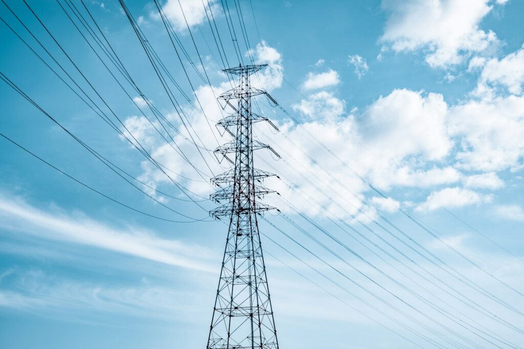 Torres y cables de una red de transmisión eléctrica en un paisaje abierto