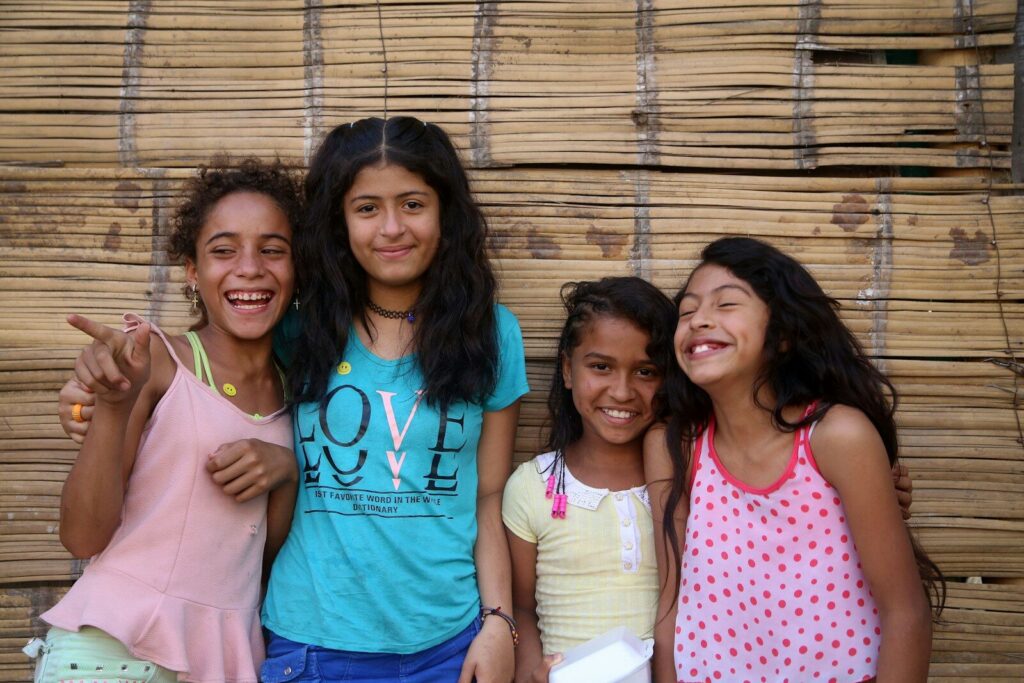 Escuela ubicada en una zona rural de Colombia, representativa de los entornos educativos afectados por el conflicto armado