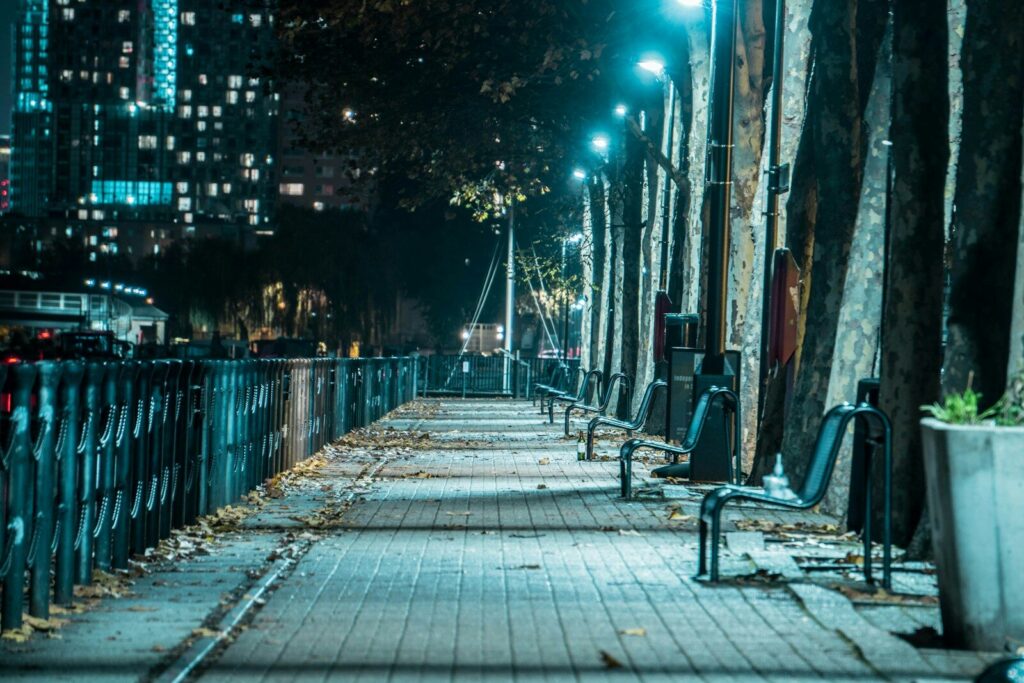 Vía urbana de Cali iluminada por luminarias públicas durante la noche