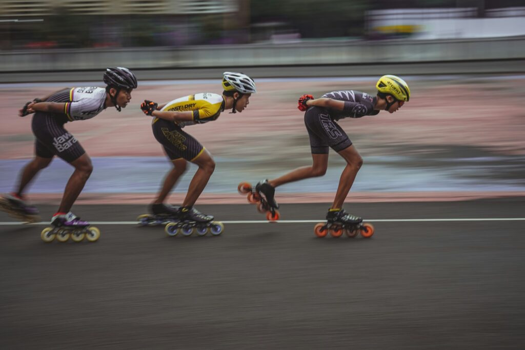 Patinadores compiten en una prueba de velocidad sobre una pista durante un campeonato internacional