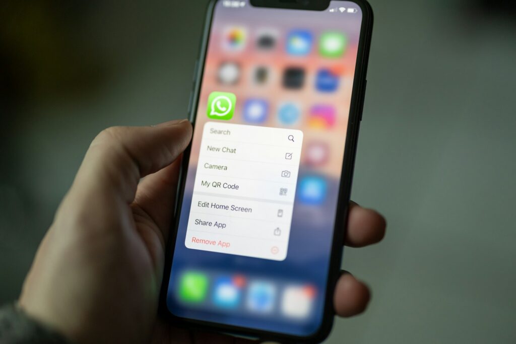Pantalla de un teléfono mostrando la aplicación de WhatsApp, la plataforma de mensajería de Meta