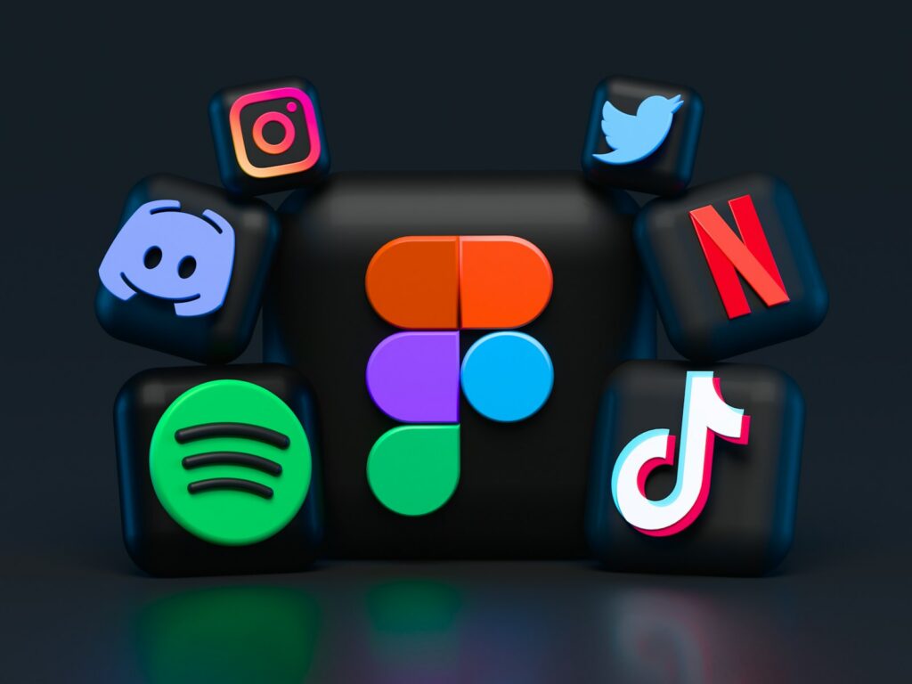Persona creando contenido musical frente a un computador y equipos de audio en un estudio