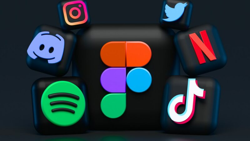 Persona creando contenido musical frente a un computador y equipos de audio en un estudio