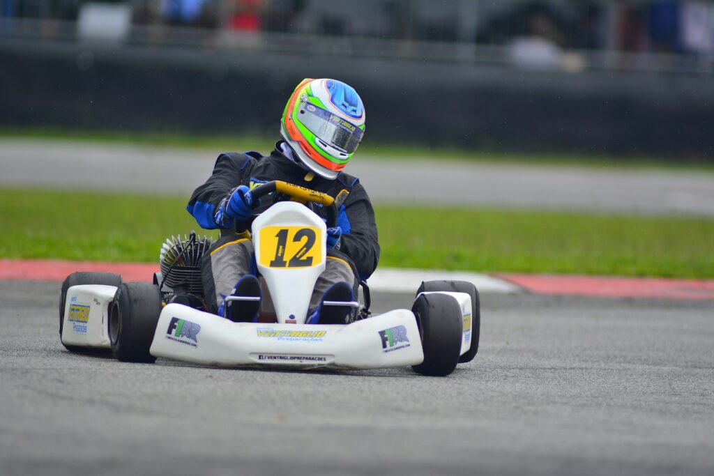 Piloto de karting compitiendo en un circuito durante una carrera internacional