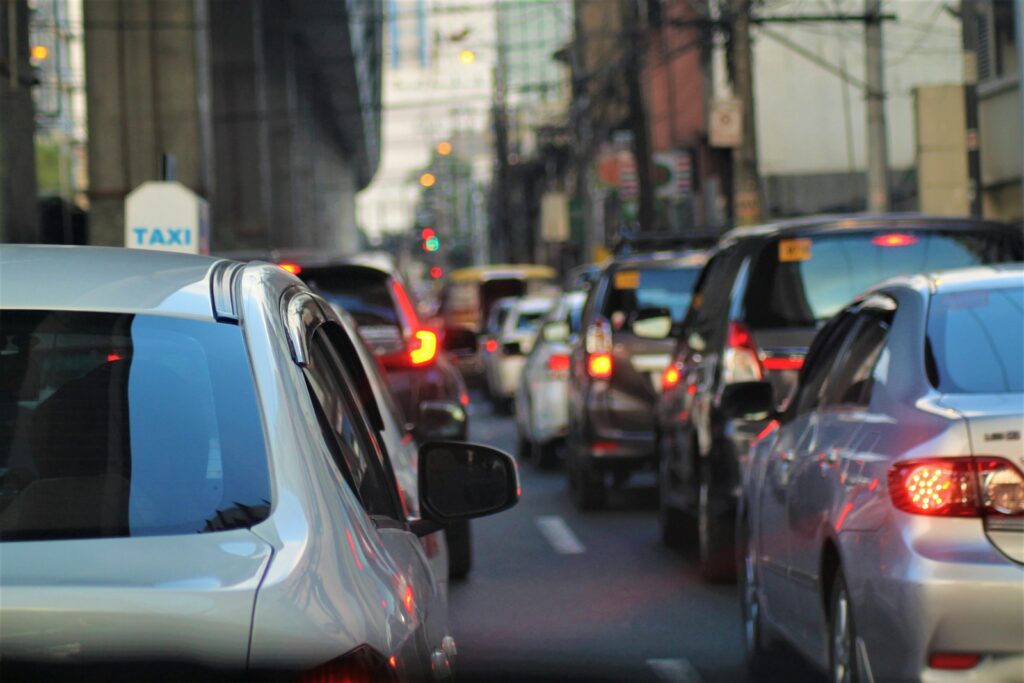 Automóvil circulando por una ciudad, como referencia del transporte solicitado mediante plataformas digitales