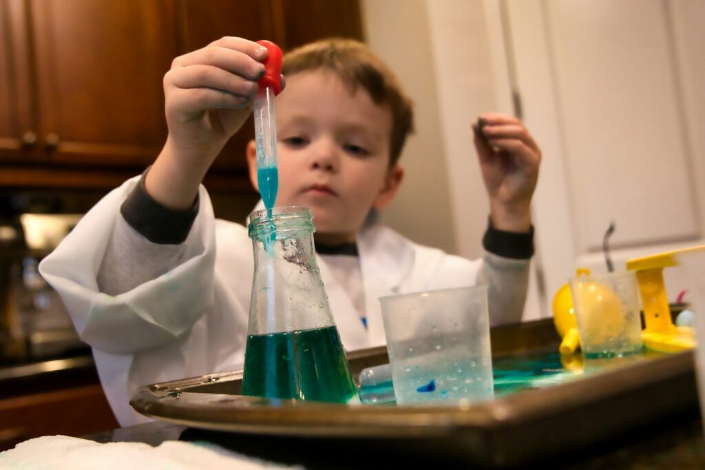 Personas infantiles exploran elementos de la naturaleza durante una actividad educativa