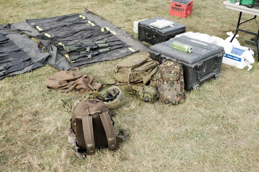 Militares realizan un operativo en una zona selvática, imagen relacionada con acciones de seguridad en Guaviare