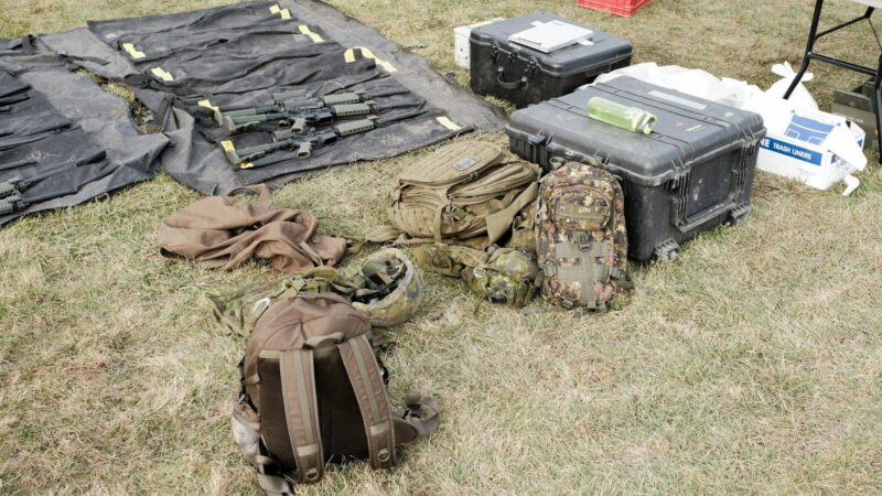 Militares realizan un operativo en una zona selvática, imagen relacionada con acciones de seguridad en Guaviare