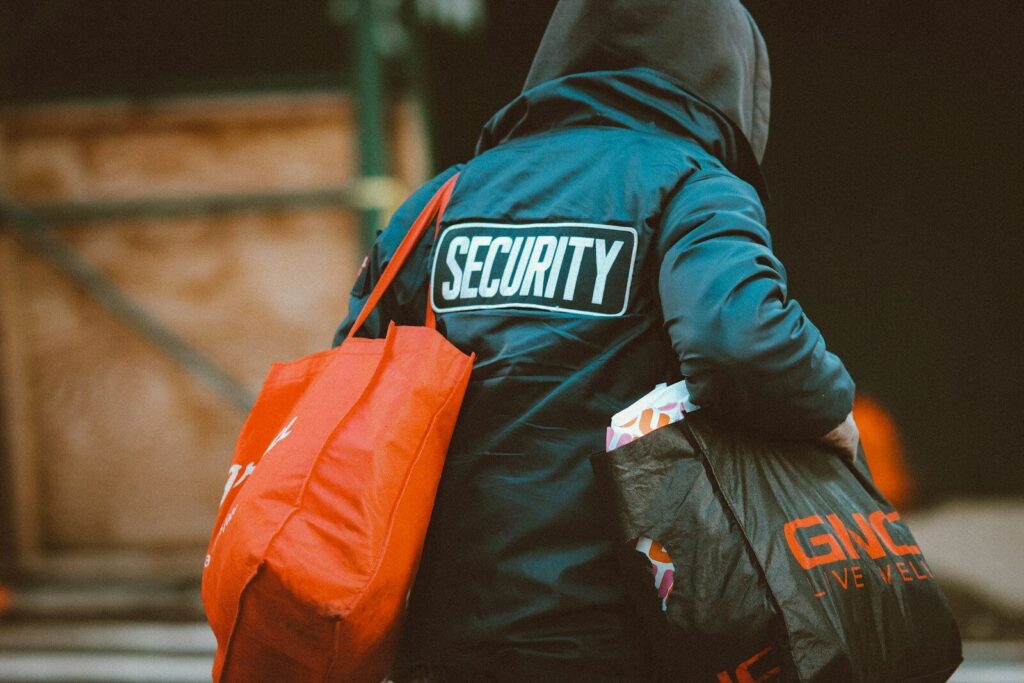 Guardia de seguridad privada custodiando la entrada de un edificio