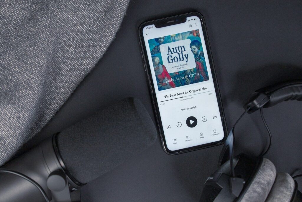 Persona escuchando un audiolibro con audífonos durante un desplazamiento