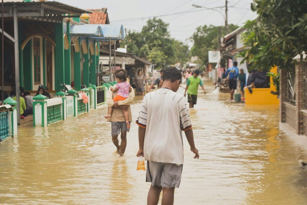 Calle inundada por las fuertes lluvias registradas en el Atlántico, escenario del rescate de un menor en Soledad