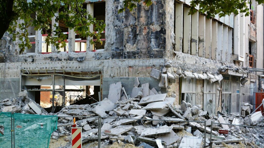 Trabajos de evaluación y reparación estructural en un edificio tras el terremoto del 10 de agosto en Colombia