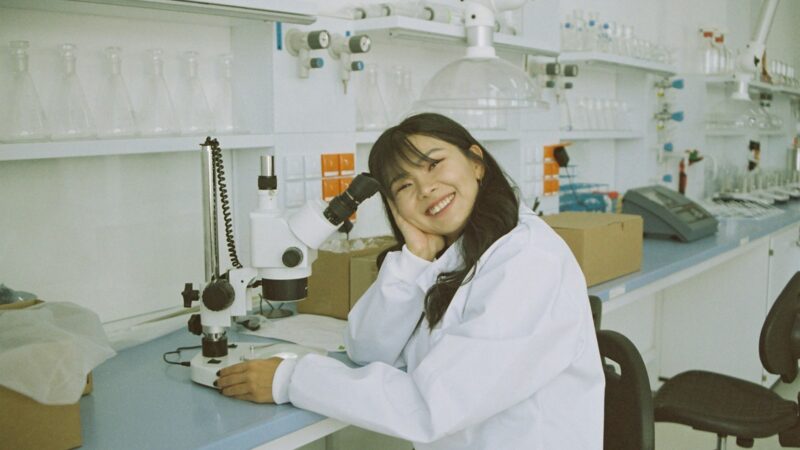Investigadoras trabajan en un laboratorio durante una actividad científica