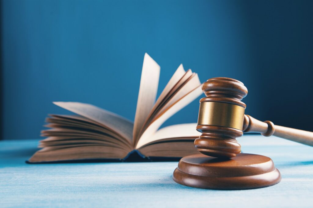 Balanza de la justicia y mazo sobre una mesa, símbolo del proceso judicial contra un hombre acusado de abuso sexual en San Vicente de Chucurí