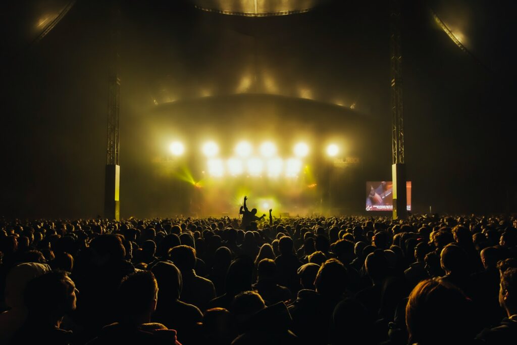Banda de rock británica interpretando sus canciones frente al público en un concierto