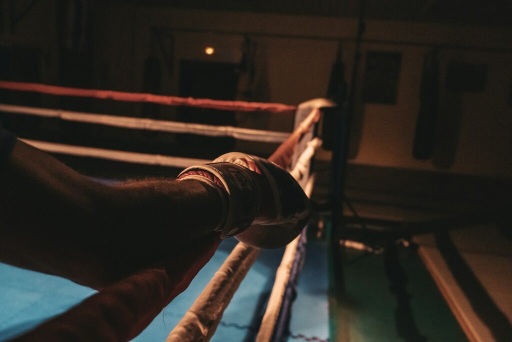 Boxeadores enfrentados en un ring durante una competencia deportiva