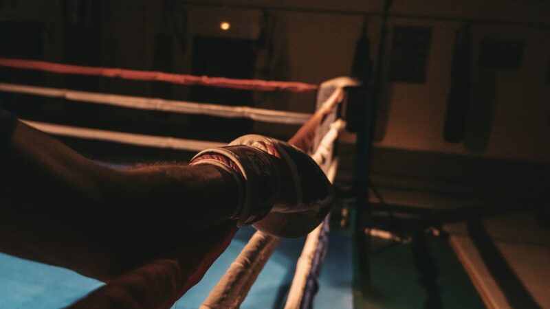 Boxeadores enfrentados en un ring durante una competencia deportiva