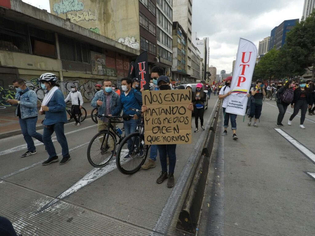 La actriz Diana Ángel, entre manifestantes y pancartas, durante la movilización del 14 de octubre en Bogotá