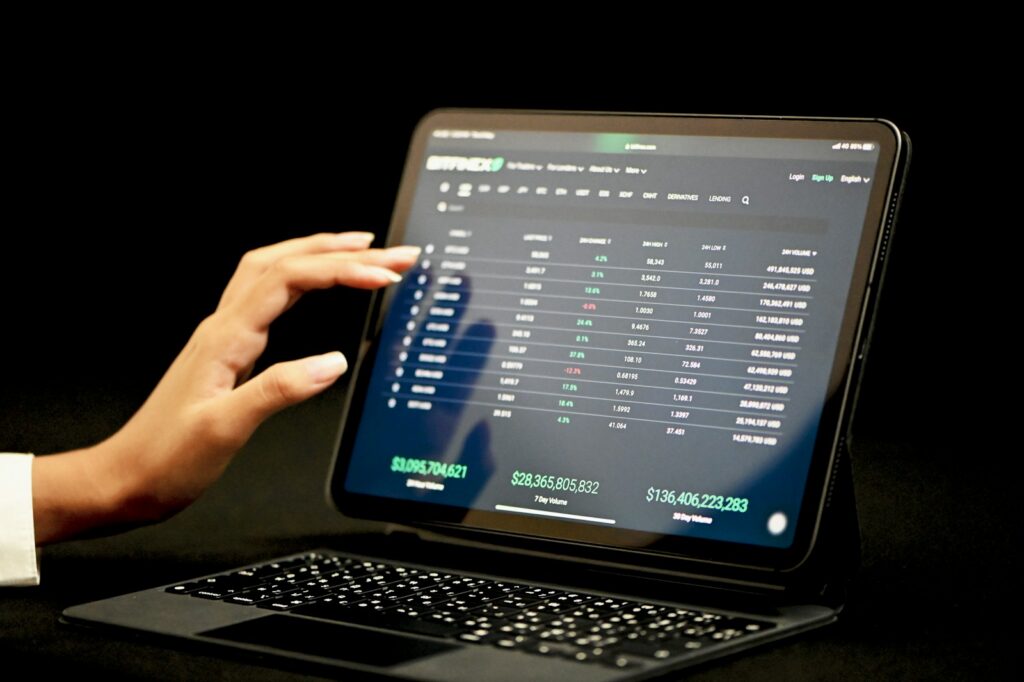 Pantallas con gráficos y cotizaciones relacionadas con mercados digitales de apuestas deportivas