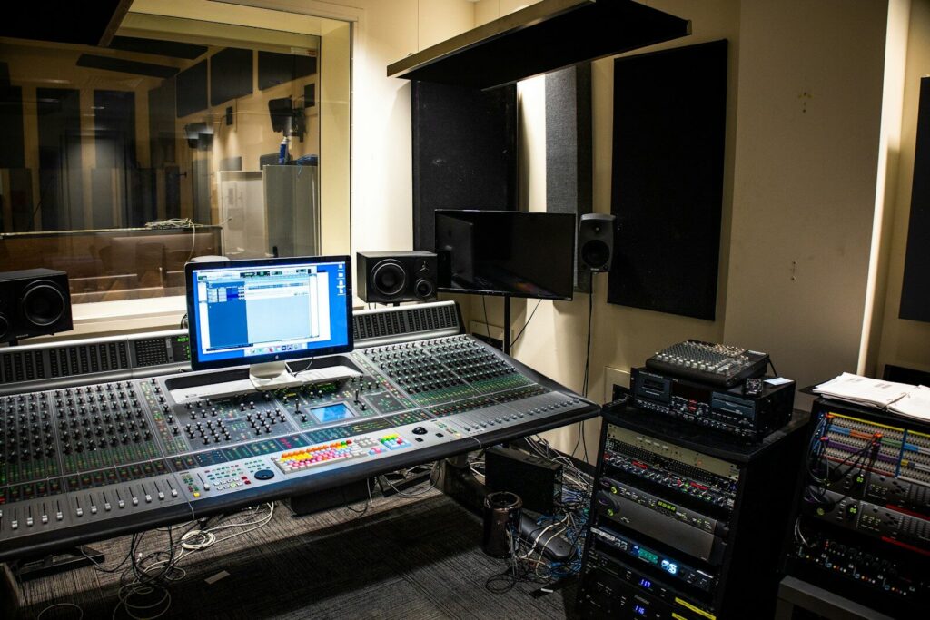 Estudio de producción musical con herramientas digitales utilizadas para crear o editar canciones