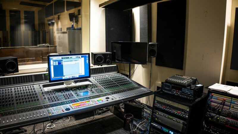 Estudio de producción musical con herramientas digitales utilizadas para crear o editar canciones