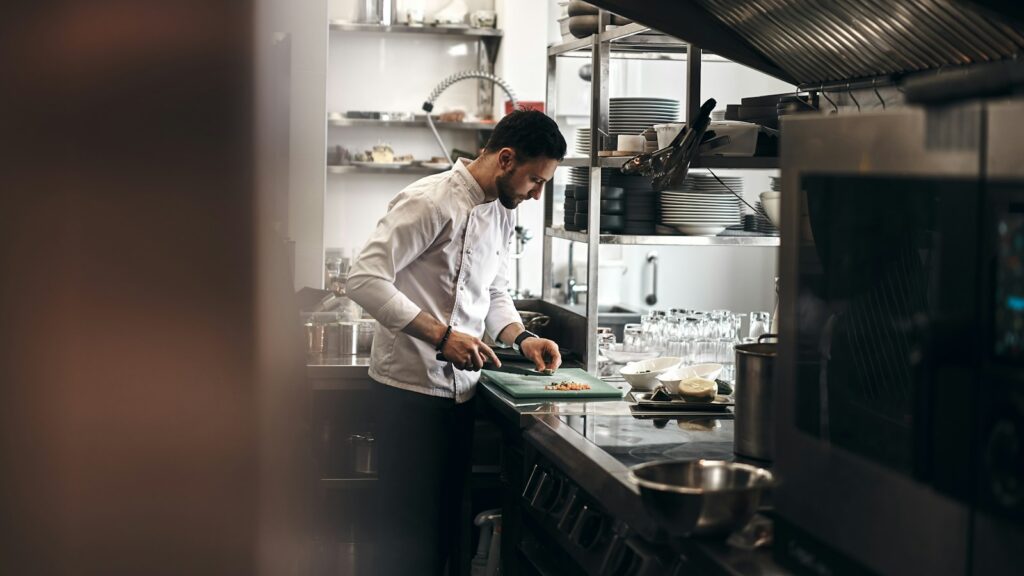 Chef durante una presentación gastronómica sobre ingredientes, migración e identidad culinaria
