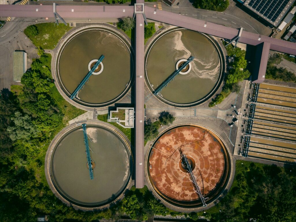 Planta de tratamiento de aguas residuales junto a un cuerpo de agua
