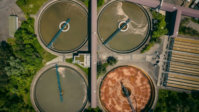 Planta de tratamiento de aguas residuales junto a un cuerpo de agua