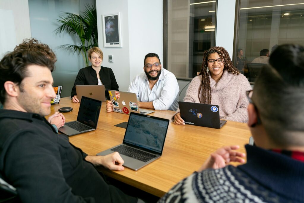 Equipo de una startup tecnológica revisando un producto de software y su estrategia comercial