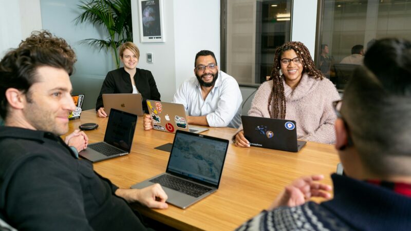 Equipo de una startup tecnológica revisando un producto de software y su estrategia comercial