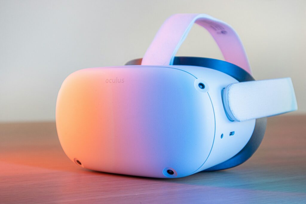 Persona con gafas de realidad virtual en una experiencia inmersiva de cine; la pieza caleña El nido vacío se presentará en el Festival de Cine de Valdivia de Chile.