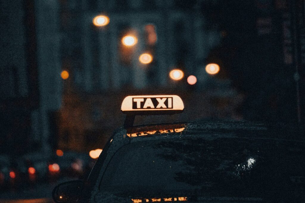 Taxis circulando por una avenida urbana durante un recorrido de transporte público