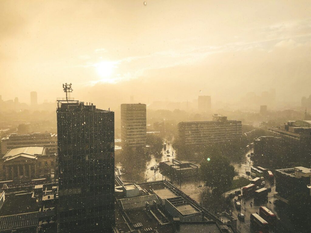 Lluvia intensa sobre una zona urbana bajo un cielo nublado