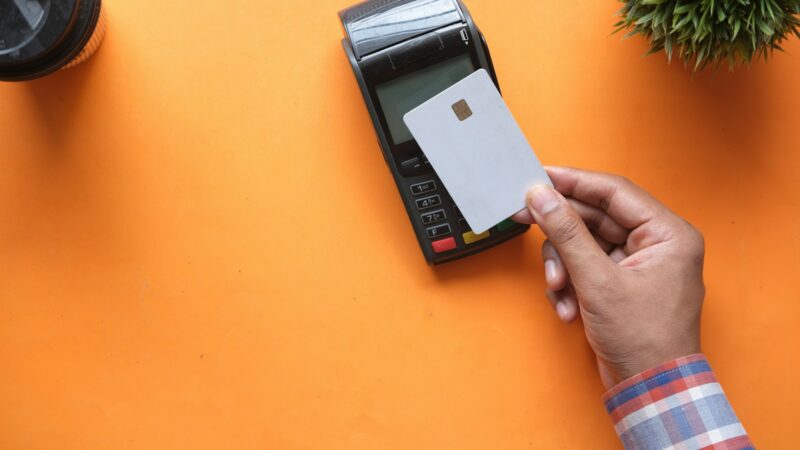 Pequeño negocio utilizando herramientas digitales para recibir pagos y acceder a servicios financieros