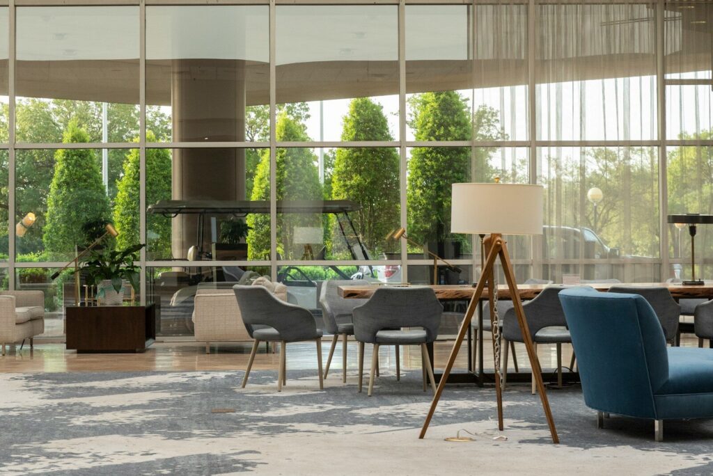 Interior de un hotel moderno con mobiliario de diseño y espacios comunes.