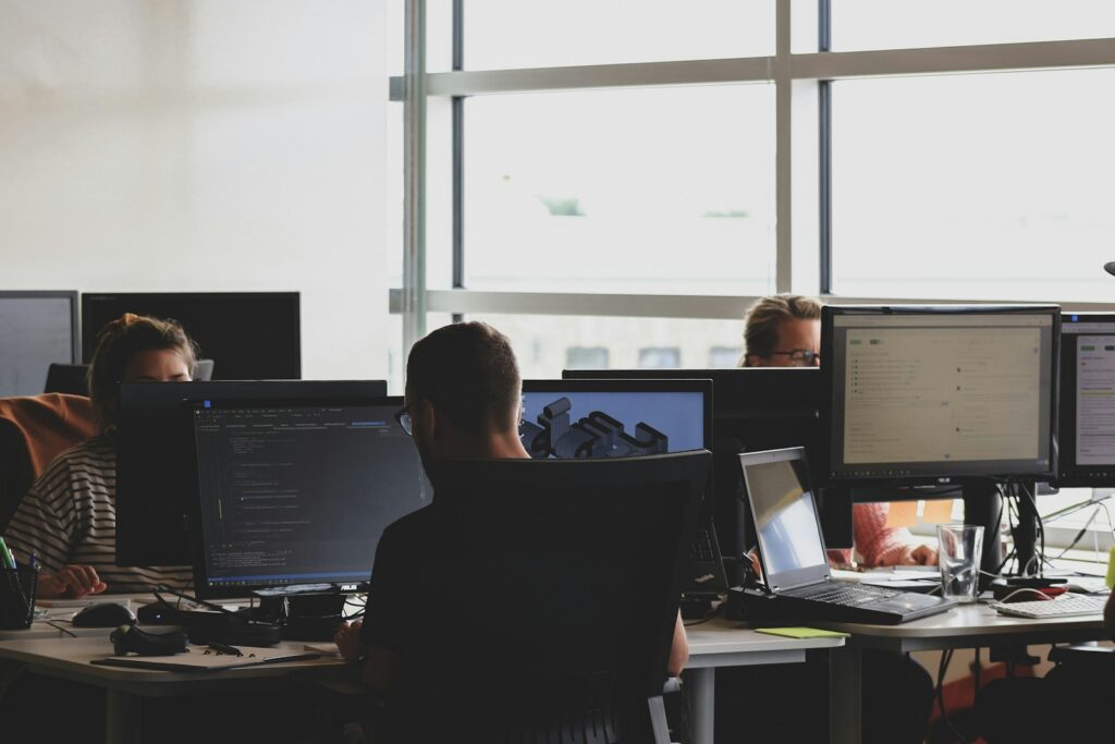 Pantalla de computador con elementos visuales asociados a inteligencia artificial y seguridad digital