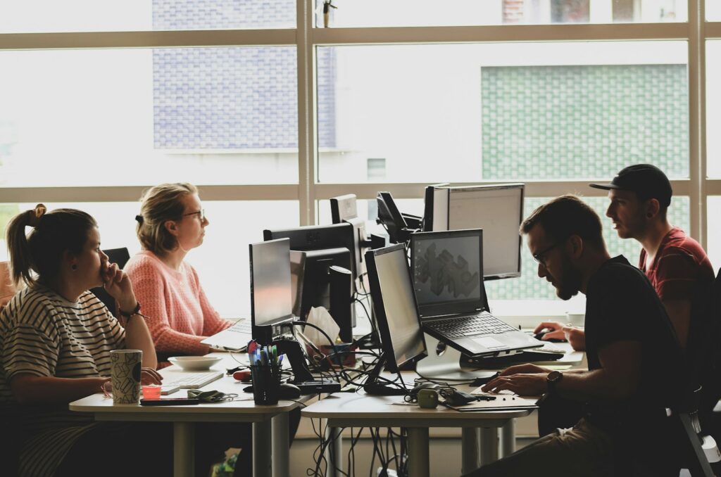 Trabajadores en un entorno de oficina como referencia del mercado laboral de Estados Unidos