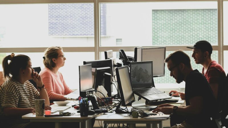 Trabajadores en un entorno de oficina como referencia del mercado laboral de Estados Unidos