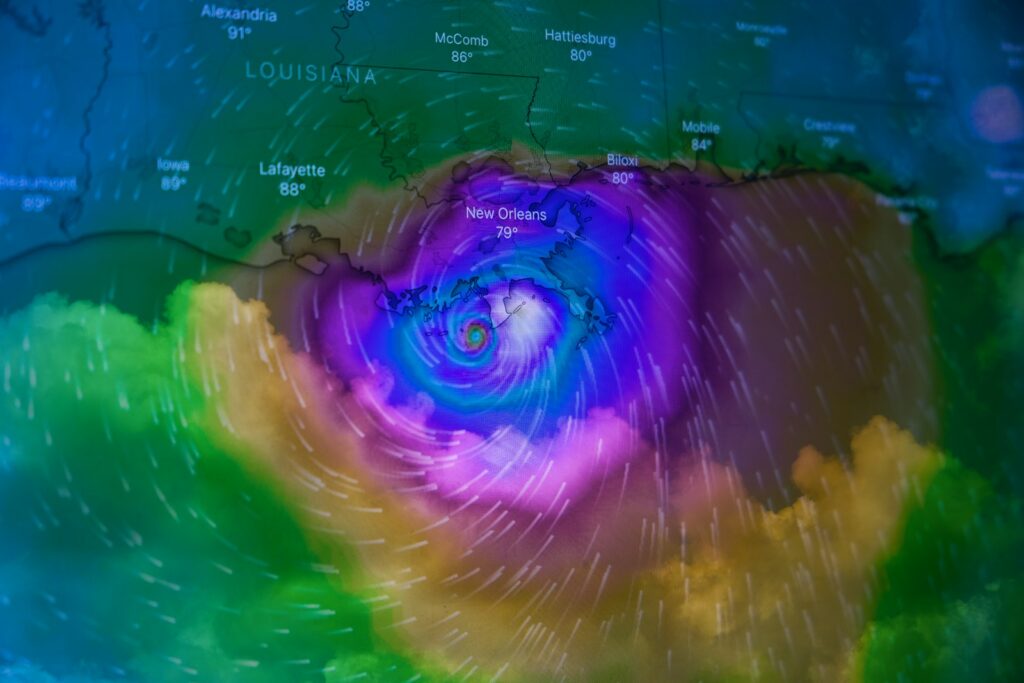 Vista satelital de un huracán en el océano, con nubes dispuestas en espiral alrededor de su centro.