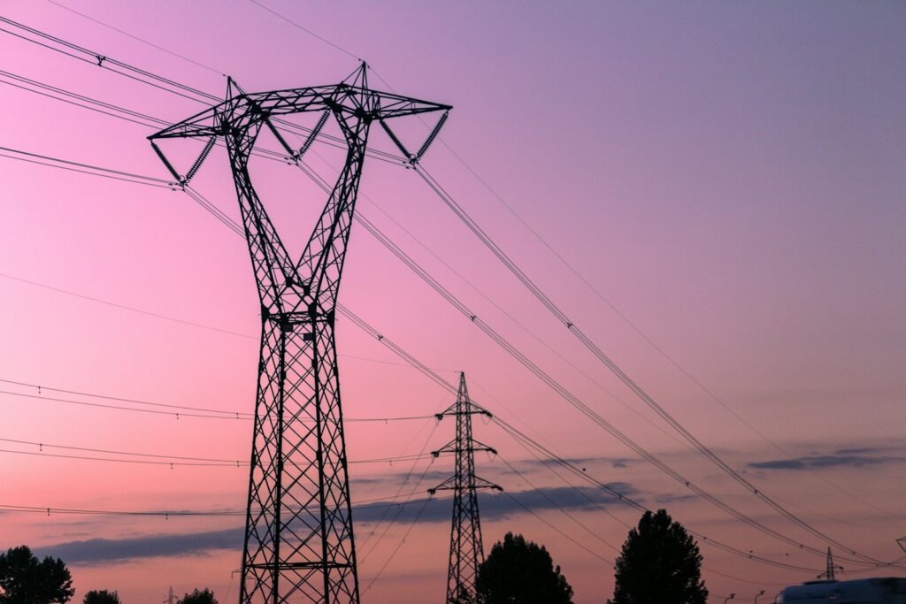Líneas eléctricas que conectan postees en una zona urbana.