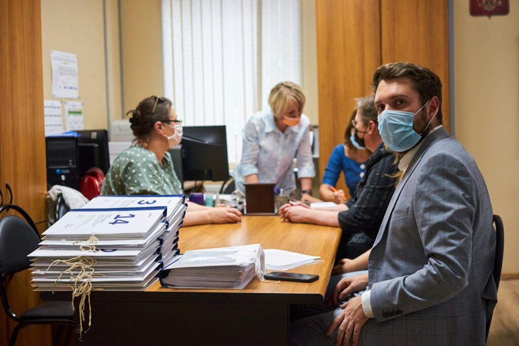 Reunión institucional relacionada con la administración de recursos para la atención en salud