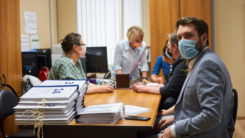 Reunión institucional relacionada con la administración de recursos para la atención en salud