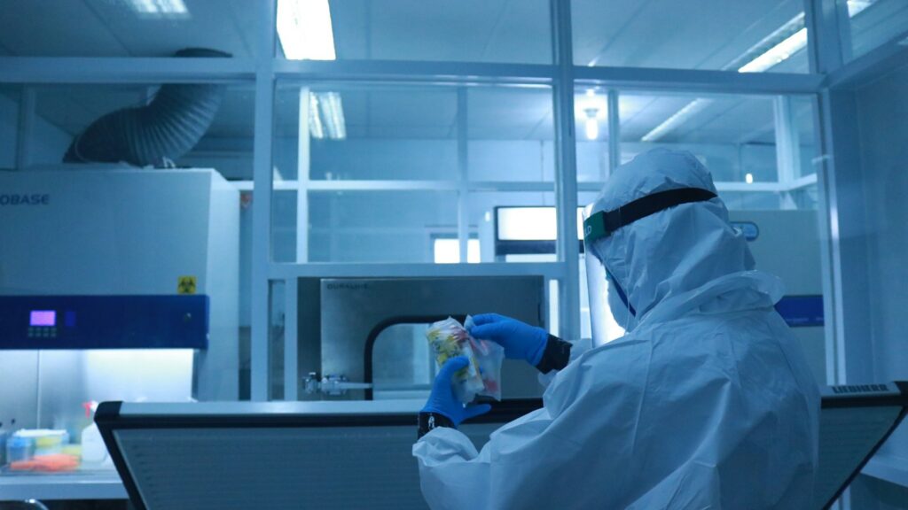 Interior de un laboratorio equipado para investigar agentes biológicos bajo condiciones de seguridad