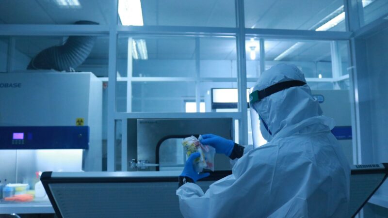 Interior de un laboratorio equipado para investigar agentes biológicos bajo condiciones de seguridad