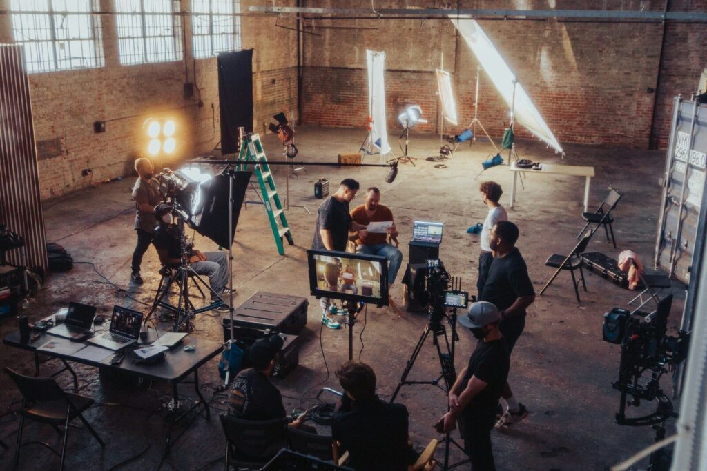 Actores de una serie dramática durante una escena de producción televisiva