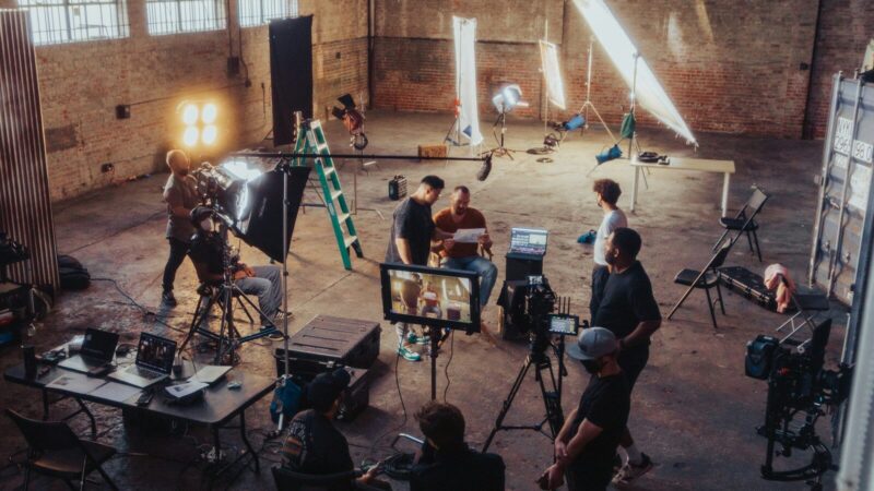Actores de una serie dramática durante una escena de producción televisiva