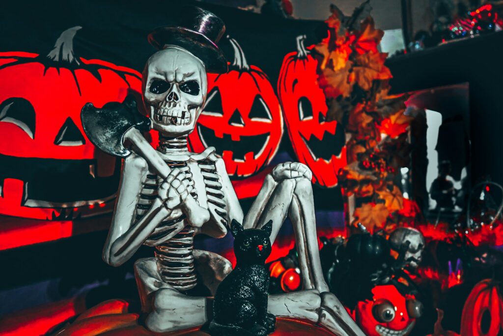 Disfraces y artículos decorativos preparados para una celebración de Halloween