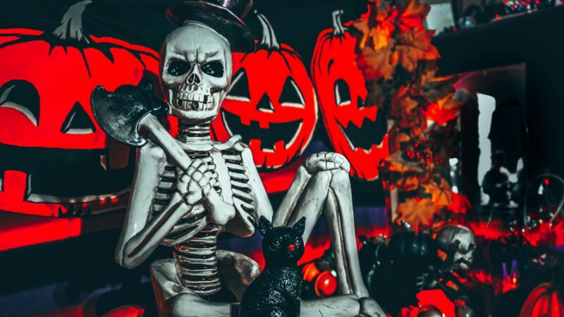Disfraces y artículos decorativos preparados para una celebración de Halloween