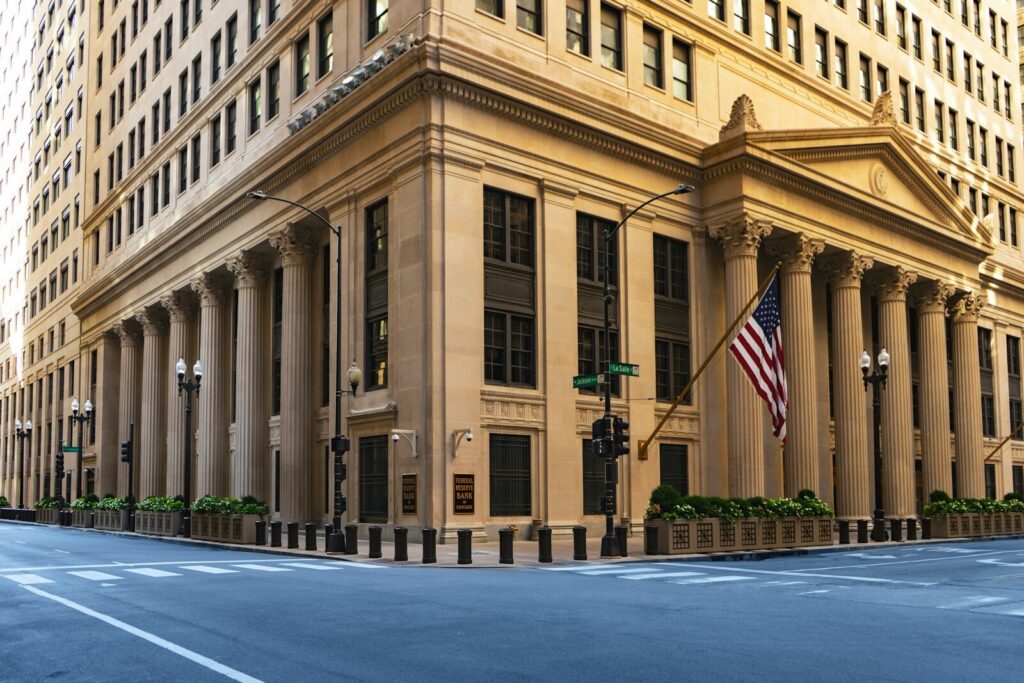 Edificio de la Reserva Federal en el contexto de un informe sobre inflación y actividad económica en Estados Unidos