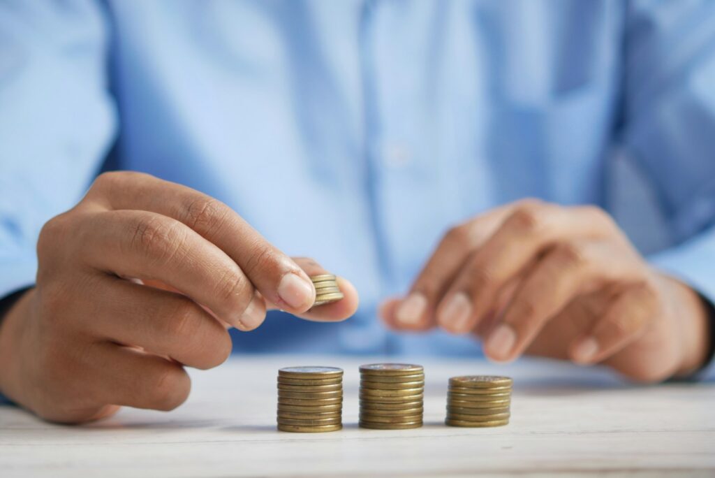 Persona organizando dinero destinado al ahorro y a beneficios económicos
